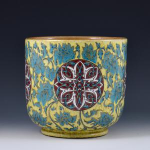 Cachepot con decoración floral de estilo oriental
